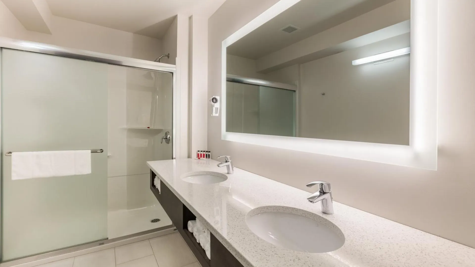 Super 8 By Wyndham Winnipeg East Mb Canada