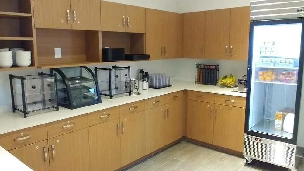 Super 8 By Wyndham Winnipeg East Mb